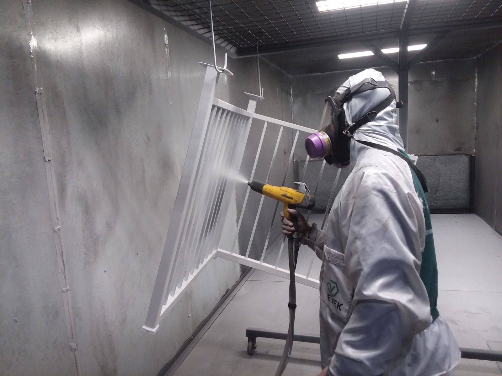 Порошковая покраска видео. Порошковая краска Powder coating. Порошковая покрасочная камера. Порошковое окрашивание.